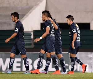 Hidalgo, Alvez y Morales, celebran con Cavallaro (oculto) el &uacute;nico gol del encuentro. Foto: AFP