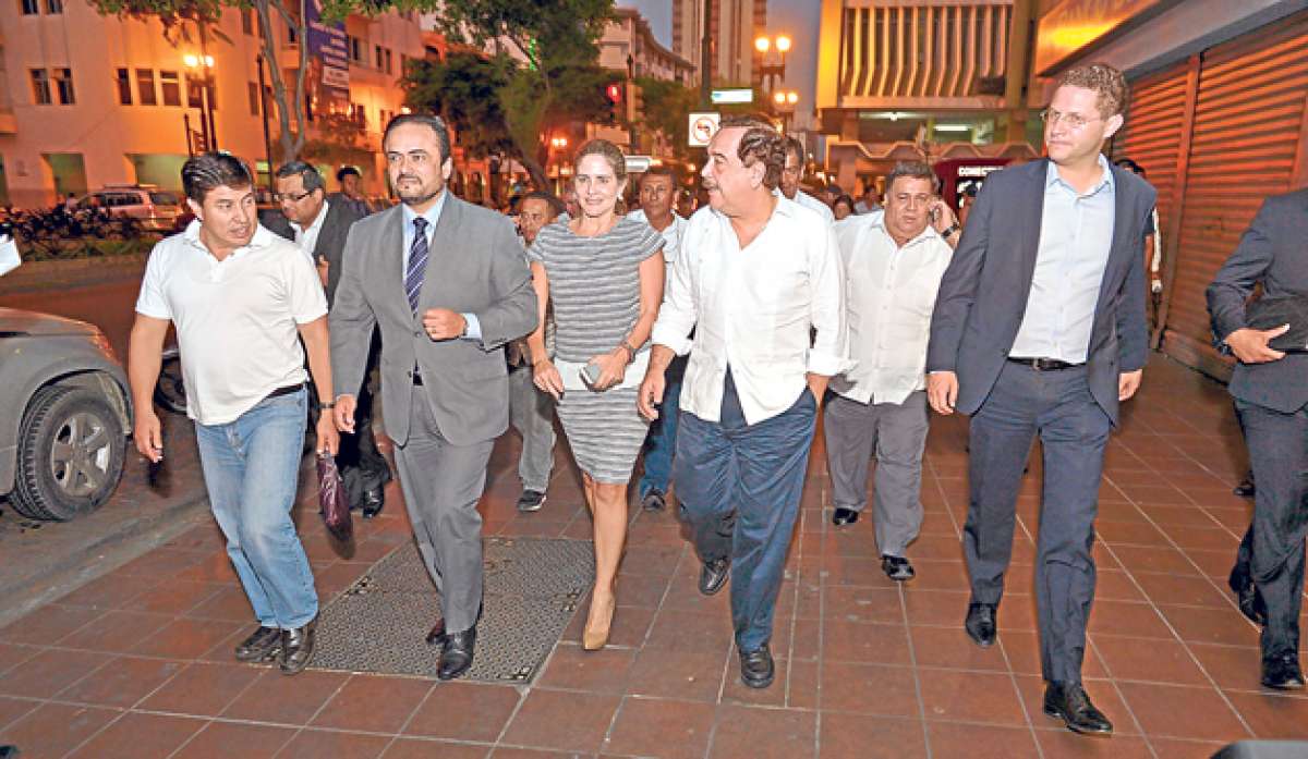 La foto que nadie imaginaba hace cinco a&ntilde;os: C&eacute;sar Rodr&iacute;guez y Pa&uacute;l Carrasco paseando en Guayaquil con los representantes de la derecha ecuatoriana. Foto: Karly Torres / El Tel&eacute;grafo