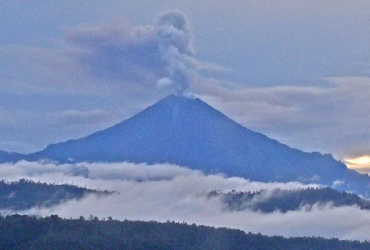 Volcán Sangay emanó una nube de ceniza que alcanzó los dos kilómetros de altura