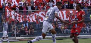 El delantero Ra&uacute;l Becerra (21&rsquo;) celebra su segundo gol para Deportivo Cuenca en el estadio General Rumi&ntilde;ahui.
