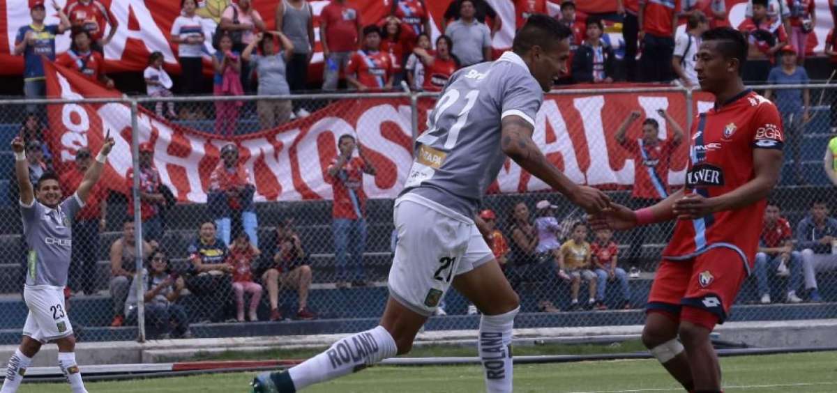 El delantero Ra&uacute;l Becerra (21&rsquo;) celebra su segundo gol para Deportivo Cuenca en el estadio General Rumi&ntilde;ahui.