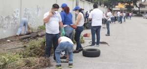 Los funcionarios recogieron desde vasos y fundas pl&aacute;sticas hasta llantas acumuladas en los alrededores de la instituci&oacute;n en Los Esteros.  