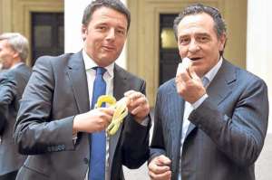 Matteo Renzi (i), primer ministro italiano, y el DT Cesare Prandelli se unieron a la iniciativa. Foto: EFE