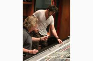 Juanes (d) y el productor Steve Lillywhite durante los &uacute;ltimos ajustes del disco &lsquo;Loco de amor&rsquo;, que incluy&oacute; a m&uacute;sicos como Abe Laboriel, guitarrista de la banda de Paul McCartney.