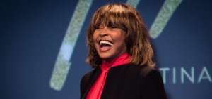 Tina Turner dice que se siente "feliz" a pesar de la muerte de su hijo
