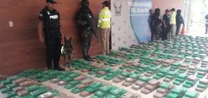 En total se encontraron 1.094 bloques en forma de ladrillo, con 1.091.812 gramos de clorhidrato de coca&iacute;na.