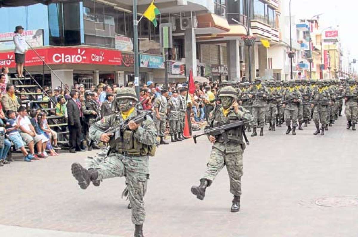 Los militares rindieron su homenaje a la provincia con un desfile que se realiz&oacute; ayer por las calles y avenidas de la ciudad de Machala. FOTO: FABRICIO CRUZ.
