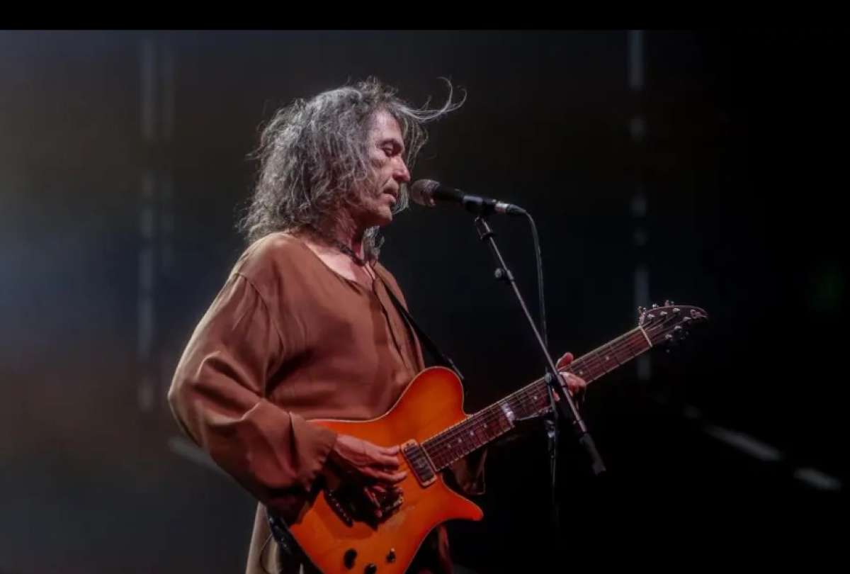 Roberto Iniesta nació en Plasencia, España en 1962.