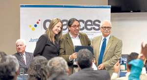 Las autoridades universitarias asistieron a la Flacso en Quito para recibir los certificados de acreditaci&oacute;n en la carrera de medicina por 5 a&ntilde;os. Foto: Jhon Guevara / El Tel&eacute;grafo
