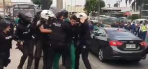 Instante de detenci&oacute;n de uno de los estudiantes. 