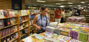 Visitantes de todas las edades empezaron a llegar a la librer&iacute;a flotante que ofrece 5.000 t&iacute;tulos en ingl&eacute;s y espa&ntilde;ol para el p&uacute;blico en general.