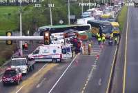 Dos vehículos pesados colisionaron en la Panamericana Norte, a las afueras de Machachi. 