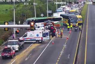 Dos vehículos pesados colisionaron en la Panamericana Norte, a las afueras de Machachi. 