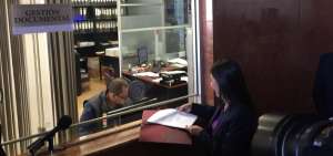 La secretaria Jur&iacute;dica de la Presidencia, Johanna Pes&aacute;ntez, se acerc&oacute; a ventanilla de la Asamblea para entregar el nuevo proyecto de Ley Anticorrupci&oacute;n. 