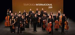 La agrupaci&oacute;n est&aacute; conformada por 21 m&uacute;sicos en violines y violonchelos. Ha sido dirigida por distintos maestros desde su fundaci&oacute;n, en 1981.  