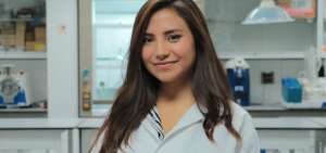 Alanis Chicaiza, estudiante de la Escuela de Ciencias Biol&oacute;gicas e Ingenier&iacute;a.
