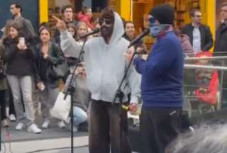 Feid (izq.) junto al streamer Ibai, en las calles de Barcelona.