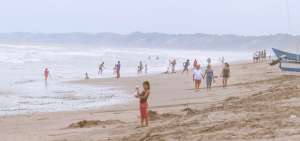 Turistas especialmente de la Sierra ecuatoriana llegaron en este feriado de 3 d&iacute;as a las playas de Pedernales (Manab&iacute;)