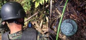 Personal militar cumple la labor de desminado, con equipos t&eacute;cnicos.