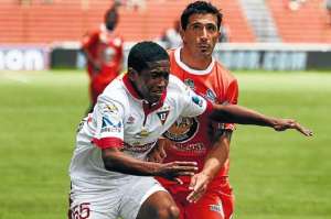 Fernando L&oacute;pez (der.),  de Mushuc Runa,  marca al atacante  Hansel Batalla,  de Liga  Q. Foto: api