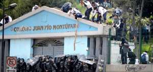 Los estudiantes del colegio Mont&uacute;far de Quito utilizaron todo tipo de artefactos para combatir a la fuerza p&uacute;blica, que intentaba despejar la calle.
