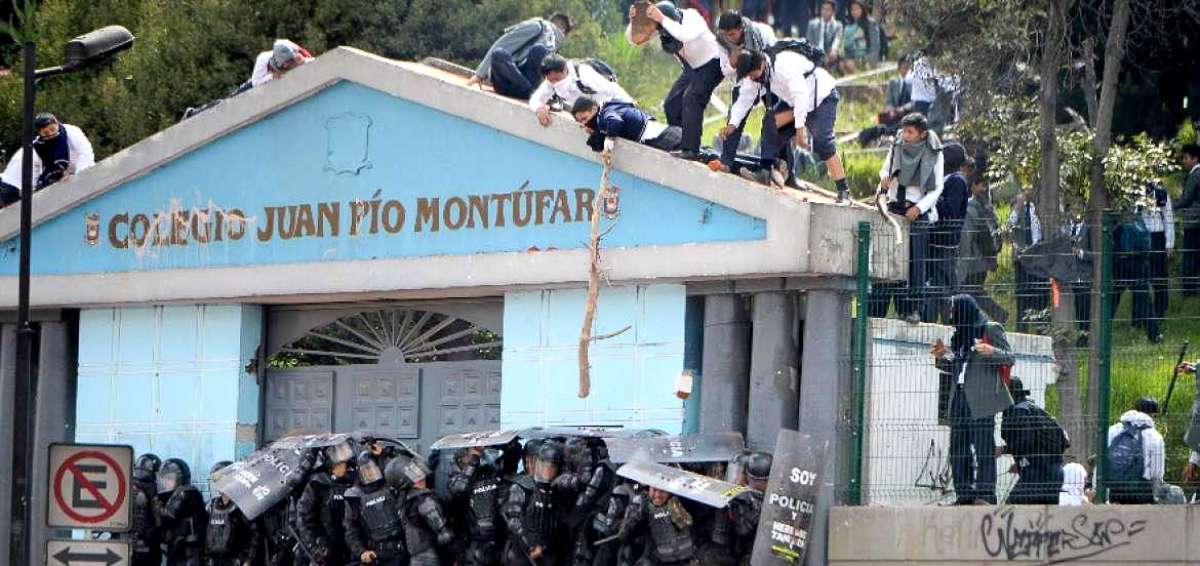 Los estudiantes del colegio Mont&uacute;far de Quito utilizaron todo tipo de artefactos para combatir a la fuerza p&uacute;blica, que intentaba despejar la calle.