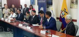 Autoridades presentes durante la firma del convenio.