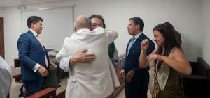Con alegr&iacute;a y complacencia Galo P. (de lentes) recibi&oacute; la decisi&oacute;n de la jueza de no disponer su prisi&oacute;n. Los abogados defensores (de azul) saludaron el fallo.