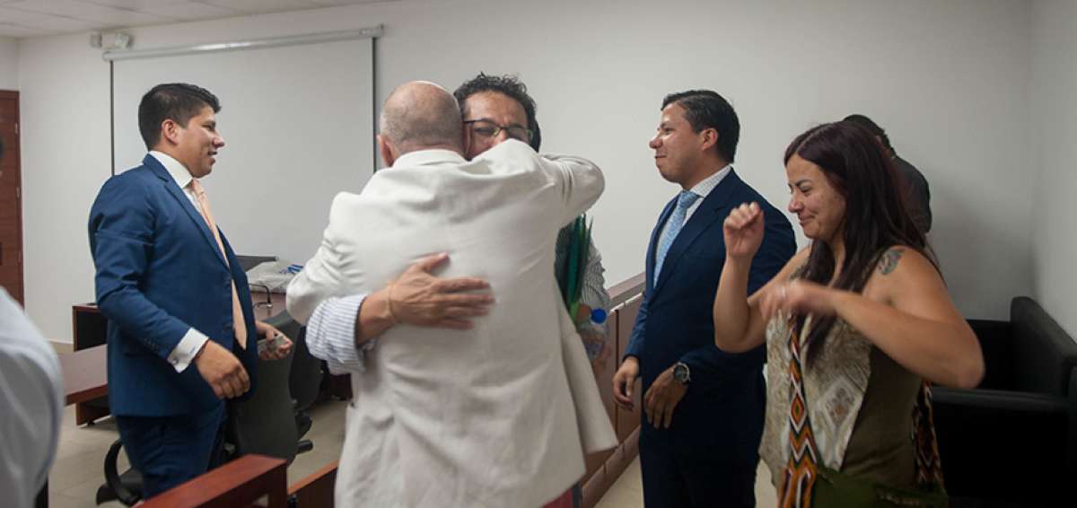 Con alegr&iacute;a y complacencia Galo P. (de lentes) recibi&oacute; la decisi&oacute;n de la jueza de no disponer su prisi&oacute;n. Los abogados defensores (de azul) saludaron el fallo.