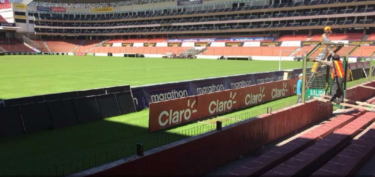 LDU retira mallas met&aacute;licas de la general norte en Casa Blanca