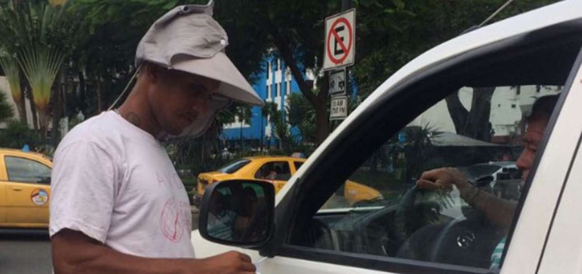 Jes&uacute;s Samuel P&aacute;ez trabaja en un estacionamiento del centro de la ciudad. Aunque no gana mucho, le alcanza para enviarle dinero a sus hijos.