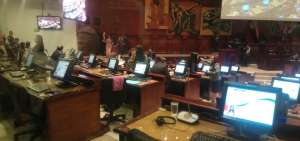 Asamblea sesiona sobre las pasadas protestas contra el decreto 883