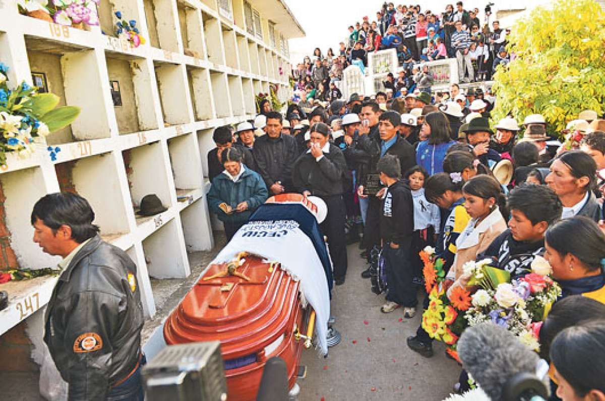 En el cementerio general de El Tambo (Ca&ntilde;ar) fue sepultado el cad&aacute;ver de la menor. Foto: Carlos Jim&eacute;nez.
