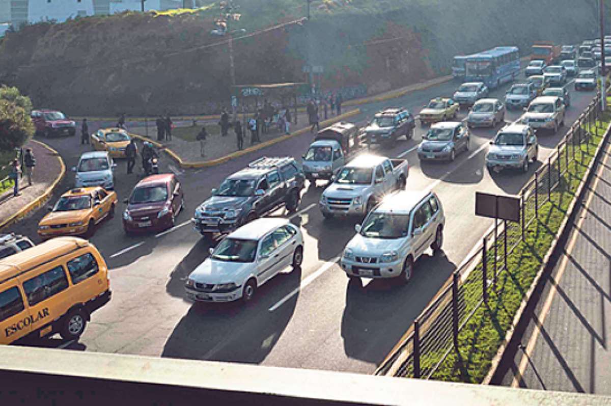 Largas filas se forman en la avenida Velasco Ibarra, en direcci&oacute;n sur-norte, todas las ma&ntilde;anas con veh&iacute;culos que provienen de Los Chillos y el sur capitalino. Foto: John Guevara/ El Tel&eacute;grafo.