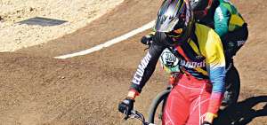 El ecuatoriano Alfredo Campo realiza una pirueta en su bicicleta, durante la prueba de BMX en los Juegos Suramericanos que se realizan en Cochabamba. 