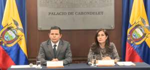 Juan Sebasti&aacute;n Rold&aacute;n, secretario particular del presidente Len&iacute;n Moreno, y Johana Pes&aacute;ntez, secretaria jur&iacute;dica de la  Presidencia, durante una rueda de prensa.