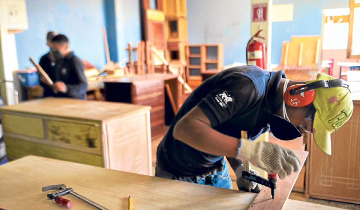 Patricio Dom&iacute;nguez, de 17 a&ntilde;os, luego de afrontar un pasado de drogas, hoy aprende labores de carpinter&iacute;a en la fundaci&oacute;n Sol de Primavera. Foto: Carina Acosta / El Tel&eacute;grafo