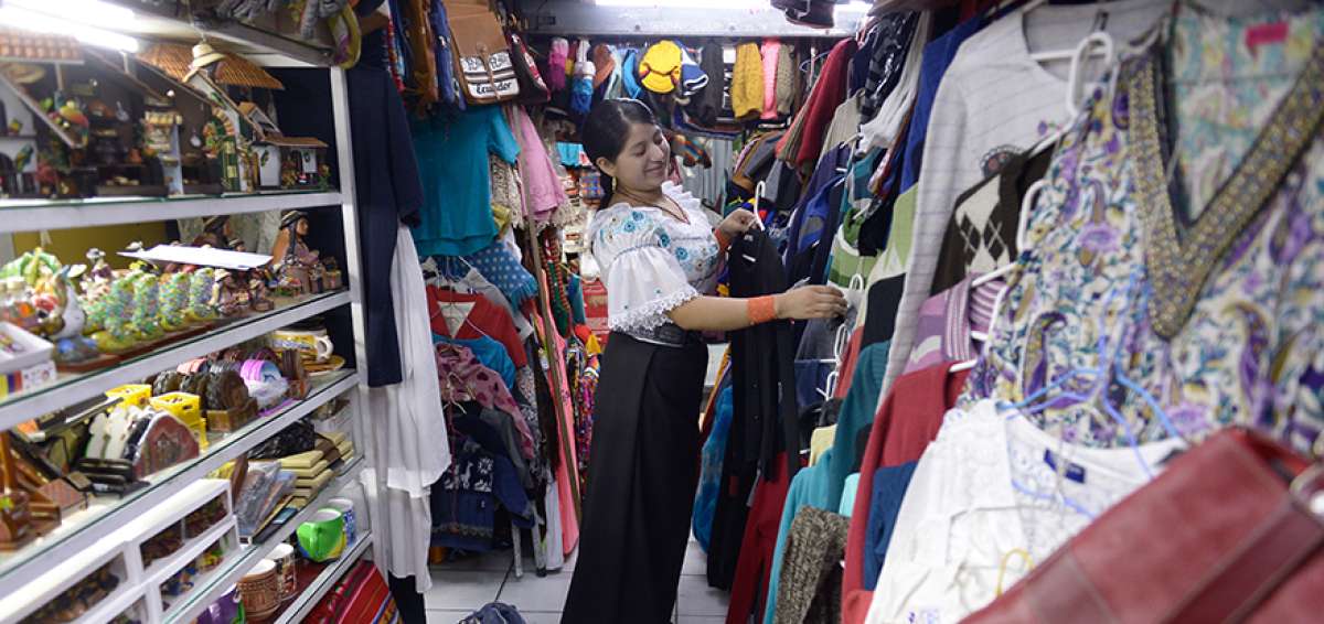 Algunos comerciantes aseguran que las costumbres referentes a la vestimenta se mantienen intactas. Sin embargo, algunas otavale&ntilde;as han complementado sus atuendos con ciertas prendas que se utilizan en Guayaquil. 
