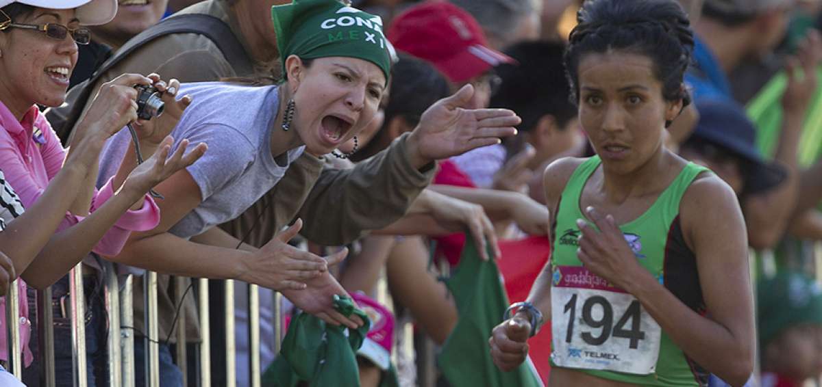 La maratonista mexicana Mada&iacute; P&eacute;rez -de 38 a&ntilde;os- recibe el apoyo de sus compatriotas, durante una de sus &uacute;ltimas competencias atl&eacute;ticas.