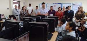 El vicepresidente Otto Sonnenholzner recorri&oacute; las salas de computaci&oacute;n del plantel. 