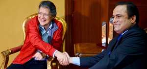Guillermo Lasso (i) y Pa&uacute;l Carrasco se reunieron en la Prefectura del Azuay, en Cuenca. 