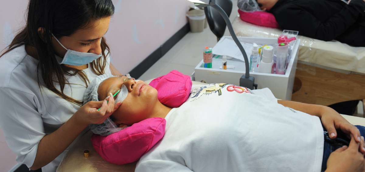En la foto, el lifting de pesta&ntilde;as. Ese tratamiento las levanta por dos meses y cuesta $ 30. La cadena de belleza La Pesta&ntilde;er&iacute;a tiene dos locales en Quito, uno en Cumbay&aacute; y dos en Ambato.