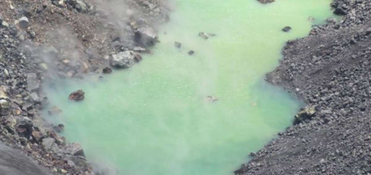 La laguna genera inquietud por la posibilidad de que cause una erupci&oacute;n. Para los ge&oacute;logos resulta muy dif&iacute;cil bajar al fondo del cr&aacute;ter.