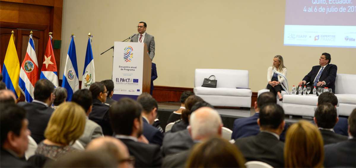 Galeano Balc&aacute;zar, delegado del Fiscal General del Estado, agradece a los asistentes  al acto inaugural del encuentro internacional en Quito.
