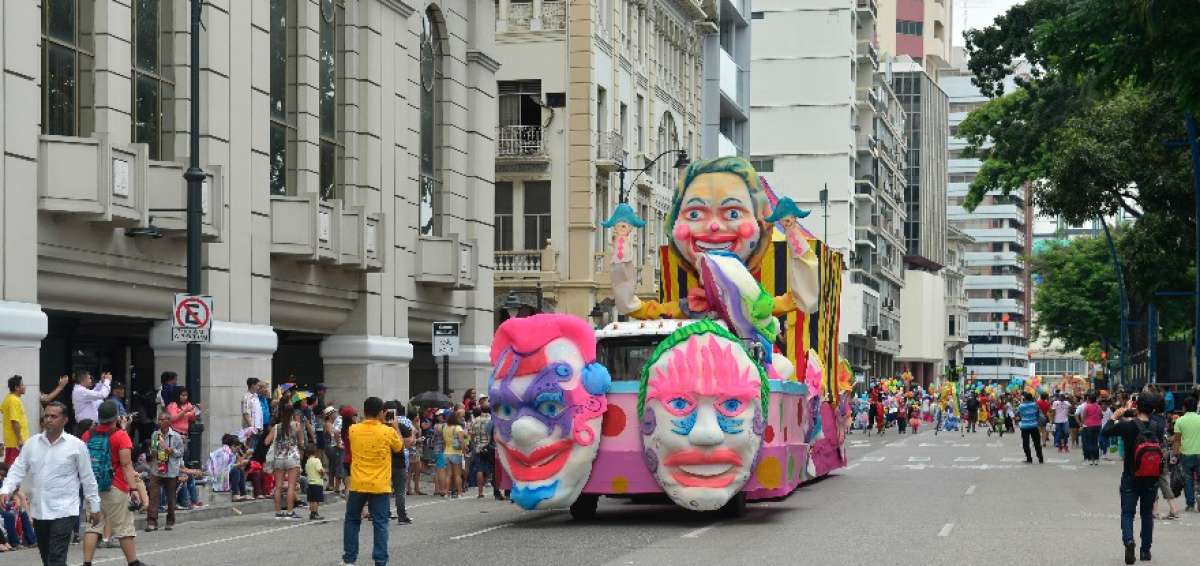 Los carros aleg&oacute;ricos tem&aacute;ticos fueron el principal atractivo de este evento, en el que los comerciantes informales aprovecharon para hacer su venta del d&iacute;a. 