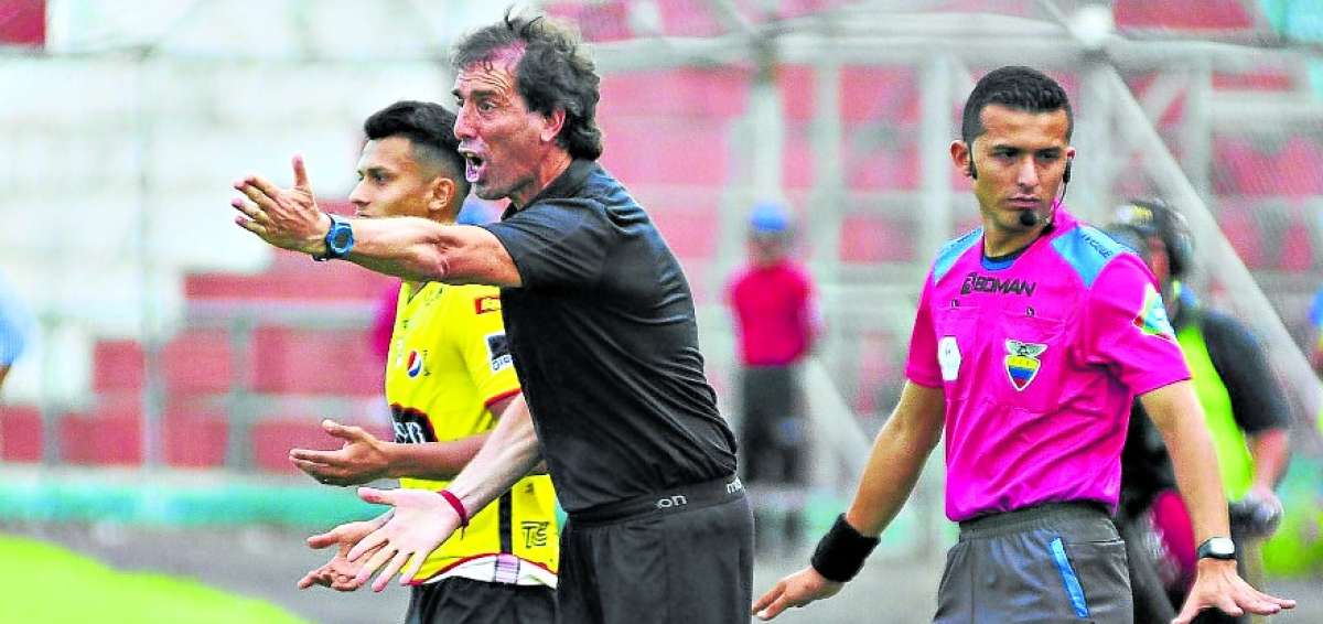 El estratega uruguayo, Guillermo Almada, director t&eacute;cnico de Barcelona, busc&oacute; durante la semana, los reemplazos de sus tres mediocampistas.