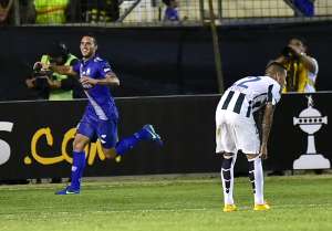  Emanuel Herrera (i) celebra el primer gol para Emelec. Foto:AFP