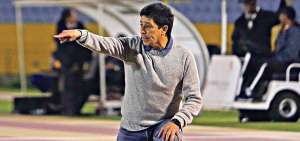 El t&eacute;cnico ecuatoriano Pa&uacute;l V&eacute;lez, de Macar&aacute;, durante un partido en el estadio Ol&iacute;mpico Atahualpa. Hoy recibir&aacute; un homenaje antes del encuentro.
