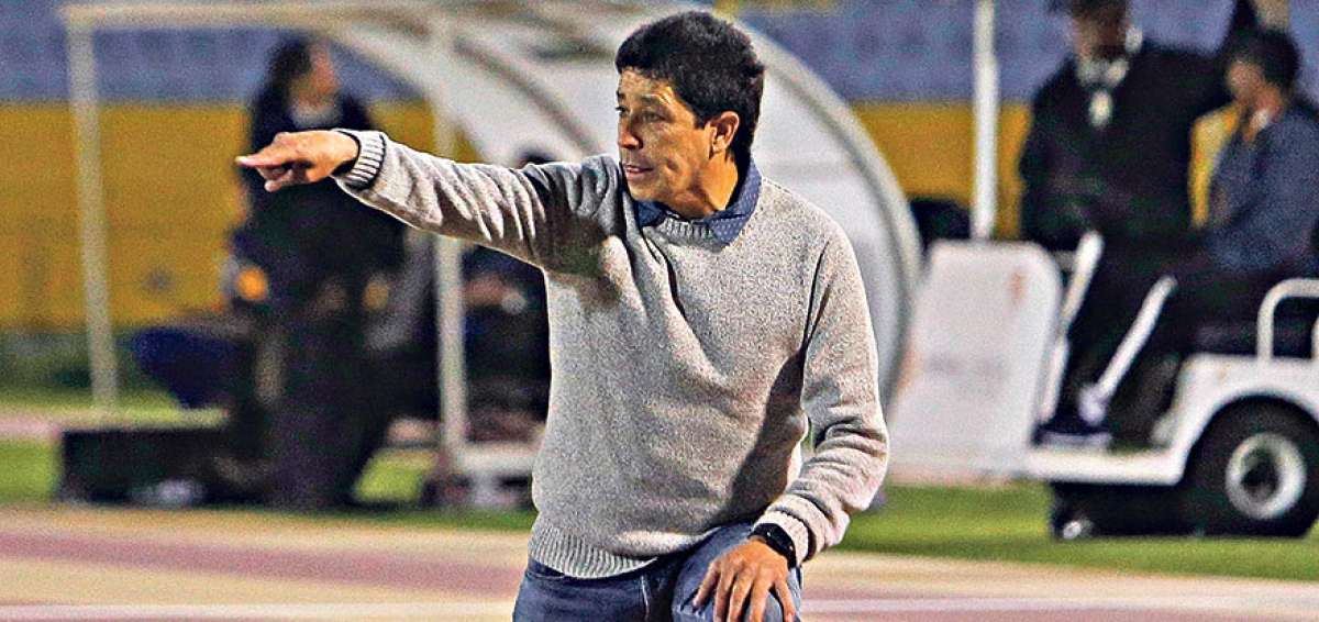 El t&eacute;cnico ecuatoriano Pa&uacute;l V&eacute;lez, de Macar&aacute;, durante un partido en el estadio Ol&iacute;mpico Atahualpa. Hoy recibir&aacute; un homenaje antes del encuentro.