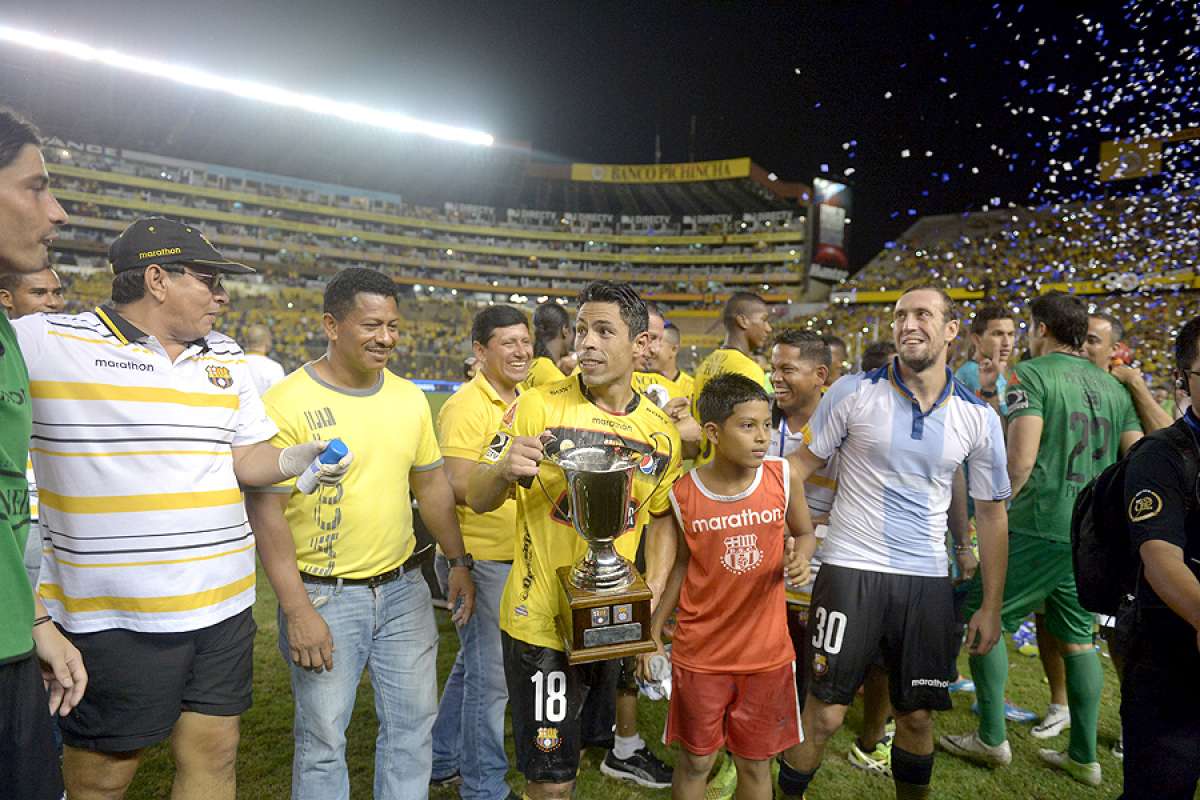 Mat&iacute;as Oyola (18) con el trofeo otorgado por la empresa organizadora de la Copa Euroamericana. Brahian Alem&aacute;n (30) acompa&ntilde;a la celebraci&oacute;n. Foto: Miguel Castro / El Tel&eacute;grafo